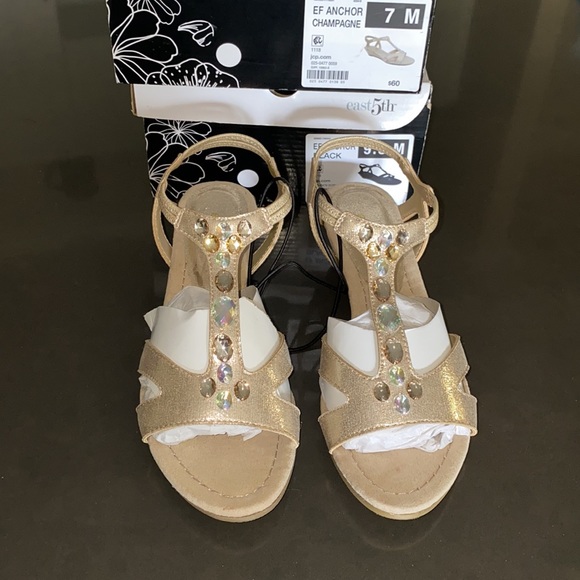 New woman’s east 5th sandals with small wedge - Picture 12 of 16